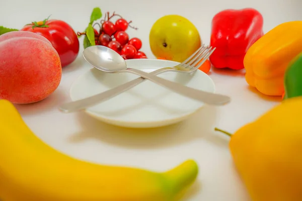 野菜と果物と料理がテーブルの上に置かれました — ストック写真