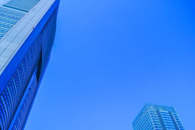 Gökdelenler ve Shinjuku 'nun mavi gökyüzü
