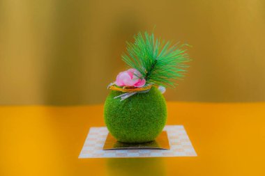 Altın kaplama ekran ve küçük bir bonsai (Yeni Yıl kartı materyali))