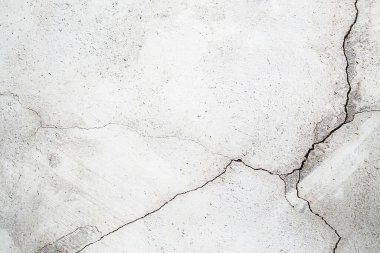 Işıkla aydınlatılmış çatlak duvarlar.