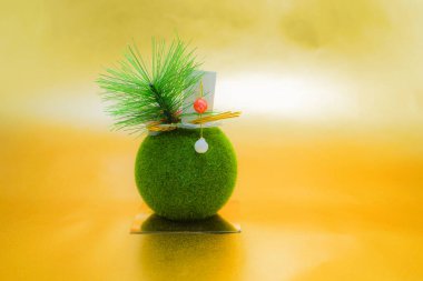 Altın kaplama ekran ve küçük bir bonsai (Yeni Yıl kartı materyali))