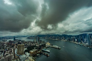 Hong Kong silueti Sky100 gözlemevinden görülebiliyor.