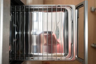 Yeni sistem mutfağının balık ızgarası.