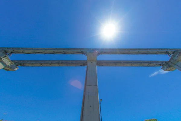 Tama Monorail Rail Sunny Sky — стокове фото