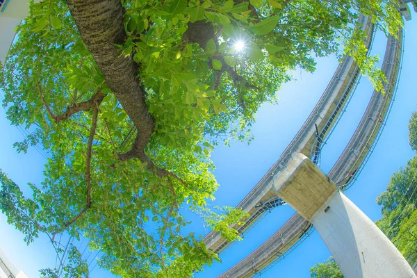 多摩モノレール 晴れ空 多摩動物園駅 — ストック写真