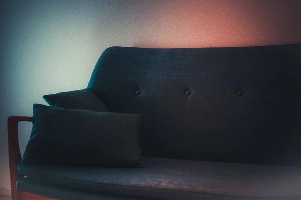 Stilvolles Sofa Das Von Der Beleuchtung Beleuchtet Wurde — Stockfoto
