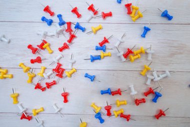 Yere yapıştırılmış renkli raptiye resmi