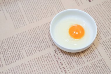 Resim bir çanak yumurtaya yerleştirilmiş.