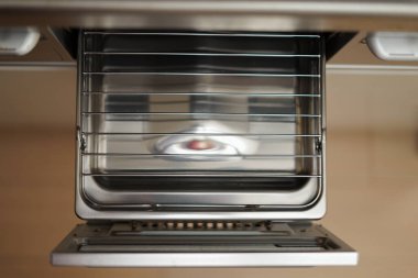 Yeni sistem mutfağının balık ızgarası.