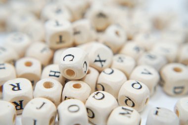 Yerde çivilenmiş alfabe bloğu