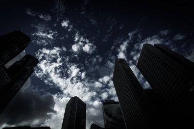 Gökdelenler ve Shinjuku 'nun mavi gökyüzü