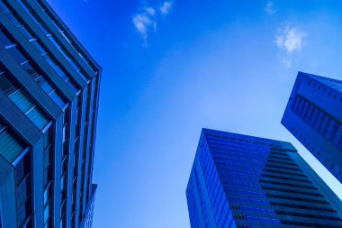 Gökdelenler ve Shinjuku 'nun mavi gökyüzü
