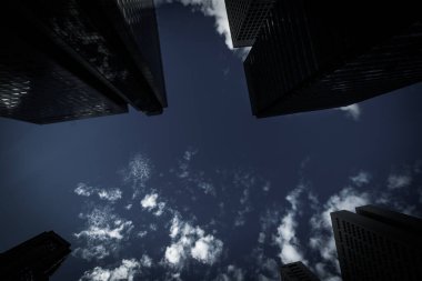 Gökdelenler ve Shinjuku 'nun mavi gökyüzü