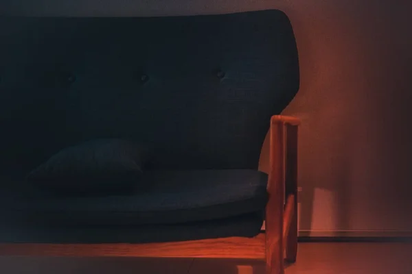 Stilvolles Sofa Das Von Der Beleuchtung Beleuchtet Wurde — Stockfoto