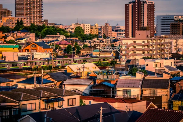 横浜線と日没でライトアップされた横浜スカイライン — ストック写真