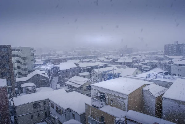 雪に包まれたスカイライン 横浜みなとみらい — ストック写真