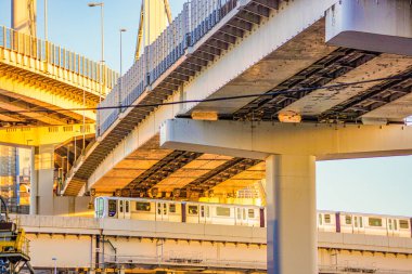 Yurikamome Tokyo kıyısı yeni trafik kıyı şeridi ve akşam