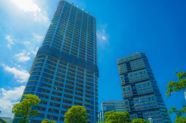 Yokohama Minato Mirai şehir ve mavi gökyüzü