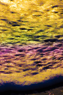 Kamakura kıyıları gün batımında aydınlandı.