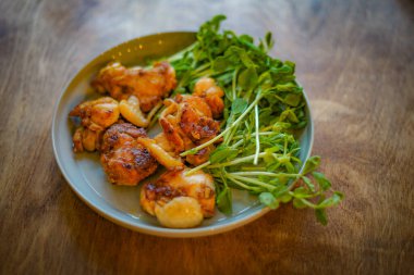 Bir tabak tavuk ve Mamenae.