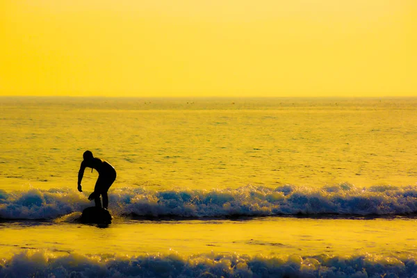 Sörfçü Silueti Kamakura Sahilinin Alacakaranlığı — Stok fotoğraf