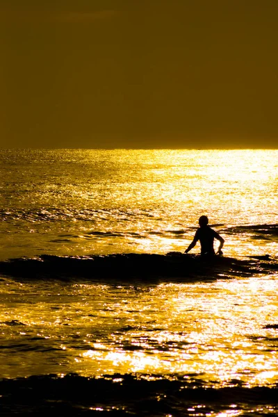 Surfer Σιλουέτα Και Σούρουπο Της Ακτής Kamakura — Φωτογραφία Αρχείου