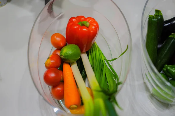 ワインクーラーに置かれている緑と黄色の野菜 — ストック写真