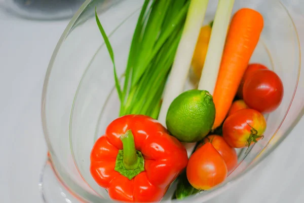 ワインクーラーに置かれている緑と黄色の野菜 — ストック写真