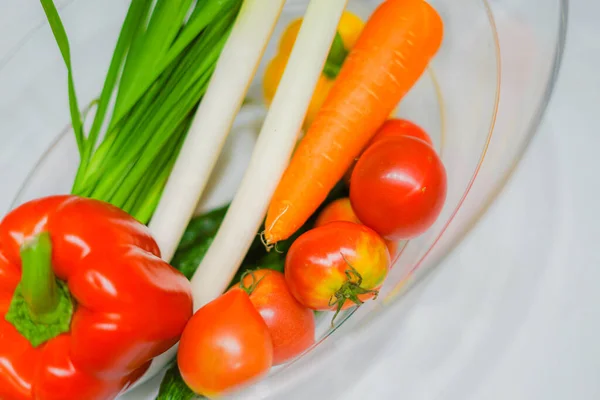 ワインクーラーに置かれている緑と黄色の野菜 — ストック写真