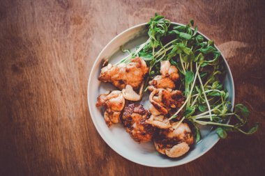 Bir tabak tavuk ve Mamenae.