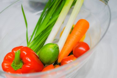 Yeşil ve sarı sebzeler, şarap soğutucusuna konur.