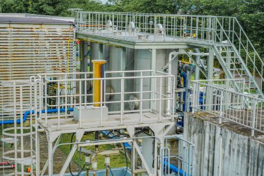 Tama Nehri 'nin yukarısında Su Islah Merkezi (Tokyo Kanalizasyon Bürosu)