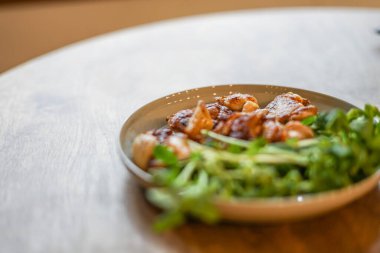 Bir tabak tavuk ve Mamenae.