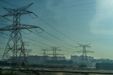 BAE Dubai silueti Dubai Metro 'dan görülebiliyor.