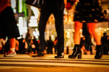 Shibuya 'da yürüyenlerin ayakları kesişiyor.