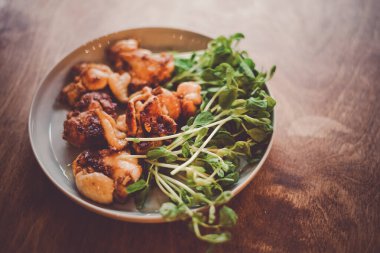 Bir tabak tavuk ve Mamenae.