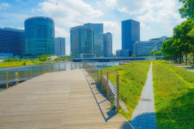 Yokohama Minato Mirai şehir ve mavi gökyüzü