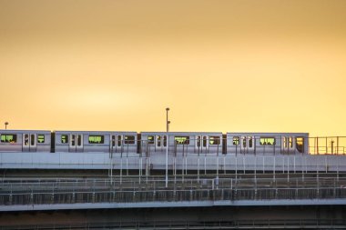 Yurikamome Tokyo kıyısı yeni trafik kıyı şeridi ve akşam