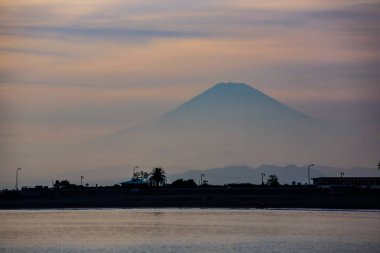 Fuji silueti Kamakura sahilinden görünüyor.