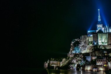 Le Mont-Saint-Michel gece görüşünde ışık.