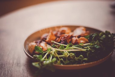 Bir tabak tavuk ve Mamenae.