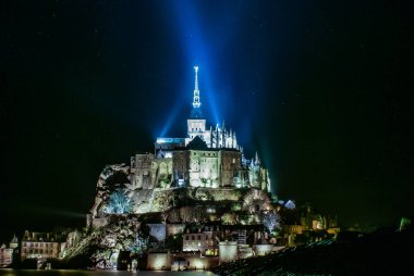 Le Mont-Saint-Michel gece görüşünde ışık.