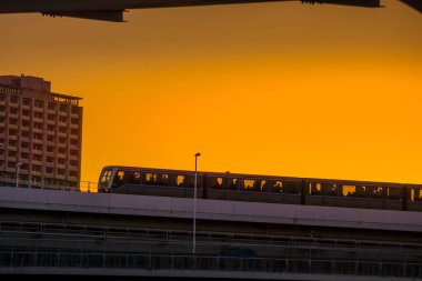 Yurikamome Tokyo kıyısı yeni trafik kıyı şeridi ve akşam