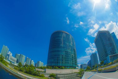 Yokohama Minato Mirai şehir ve mavi gökyüzü