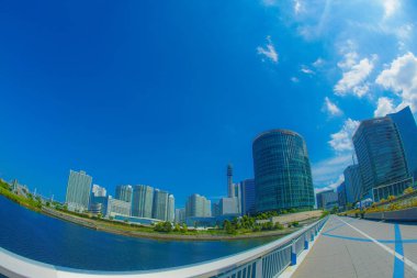 Yokohama Minato Mirai şehir ve mavi gökyüzü
