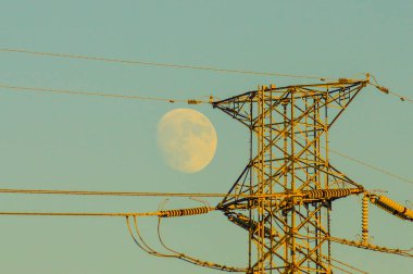 Kule silueti ve dolunay