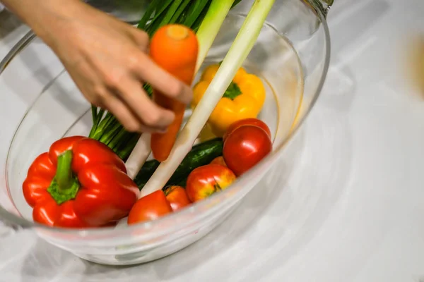 Verduras Verdes Amarillas Que Colocan Enfriador Vino — Foto de Stock