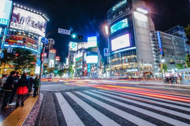 Shibuya gece görüşünün kesiştiği noktada.