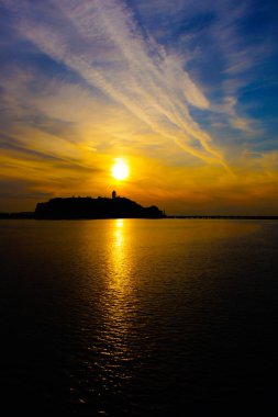 Siluet ve günbatımının enoshima 'sı