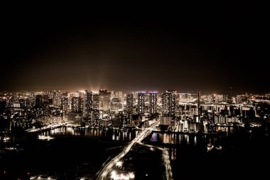 Tokyo gece görüşü Caretta Shiodome 'un gözlem güvertesinden görüldü.